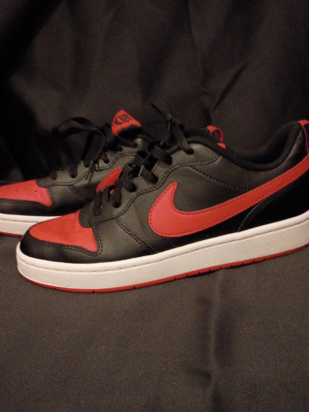 Nike Kids Black and Red Low-Top Sneakers with White Midsole